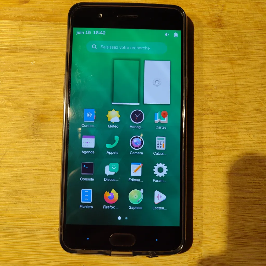 Un smartphone OnePlus5 qui affiche l’interface de GNOME mobile.