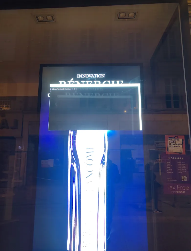 Un écran publicitaire avec un terminal windows ouvert par dessus la vidéo