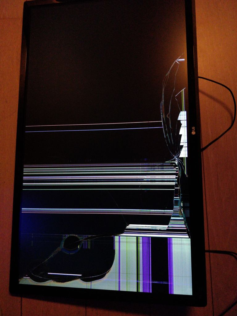 Photo d’un écran cassé, il affiche un énorme glitch