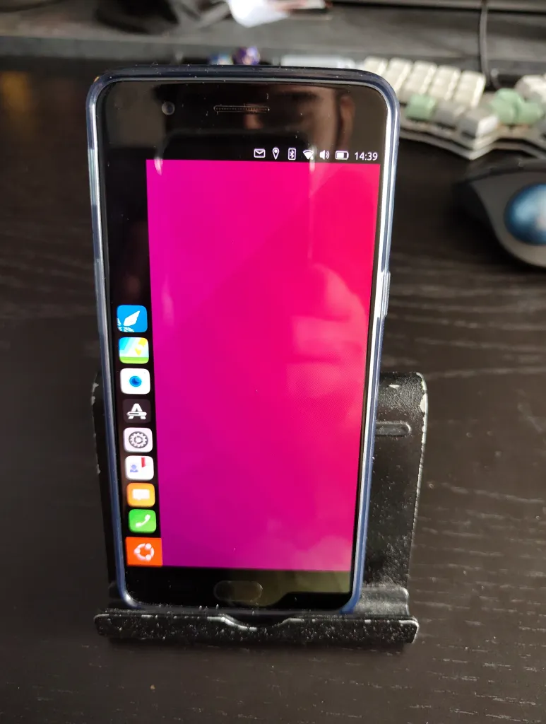 Un OnePlus5 avec l’interface d’ubuntu touch