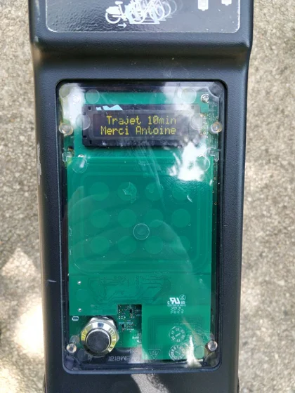 Photo d’un clavier de vélo de location de ville, mais sans l’auto‑colant de l’interface.