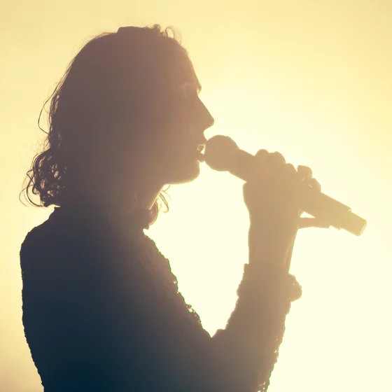 La chanteuse à contre jour dans une lumière jaune
