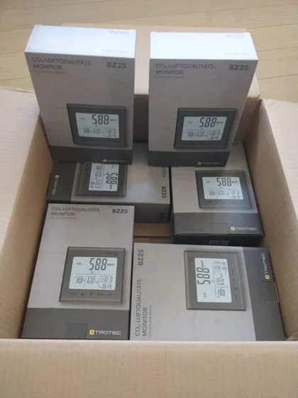 Un carton avec dedans 6 boites de capteur de CO²