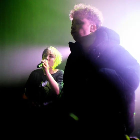 Rok qui chante avec Dudu à coté, lumière verte et blanche