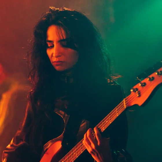 La bassiste du groupe avec un éclairage rouge et vert
