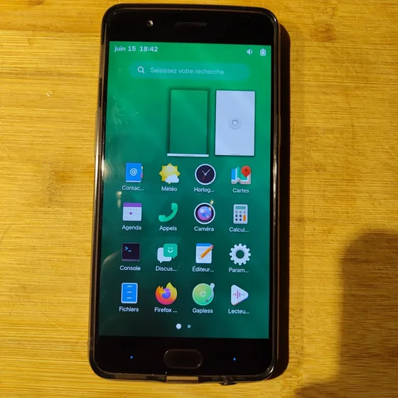 Un smartphone OnePlus5 qui affiche l’interface de GNOME mobile.