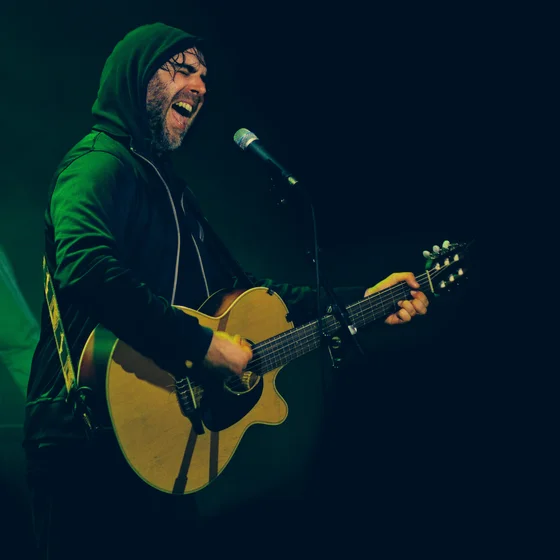 Chanteur du groupe avec une guitare, éclairage vert