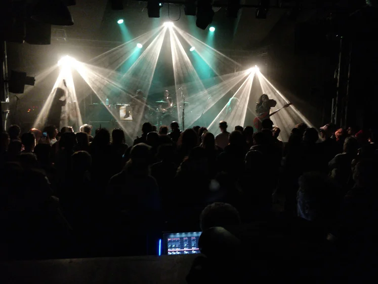 Photo d’un concert prise depuis la régie