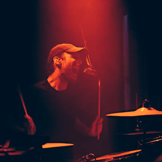 batteur du groupe qui chante dans un micro